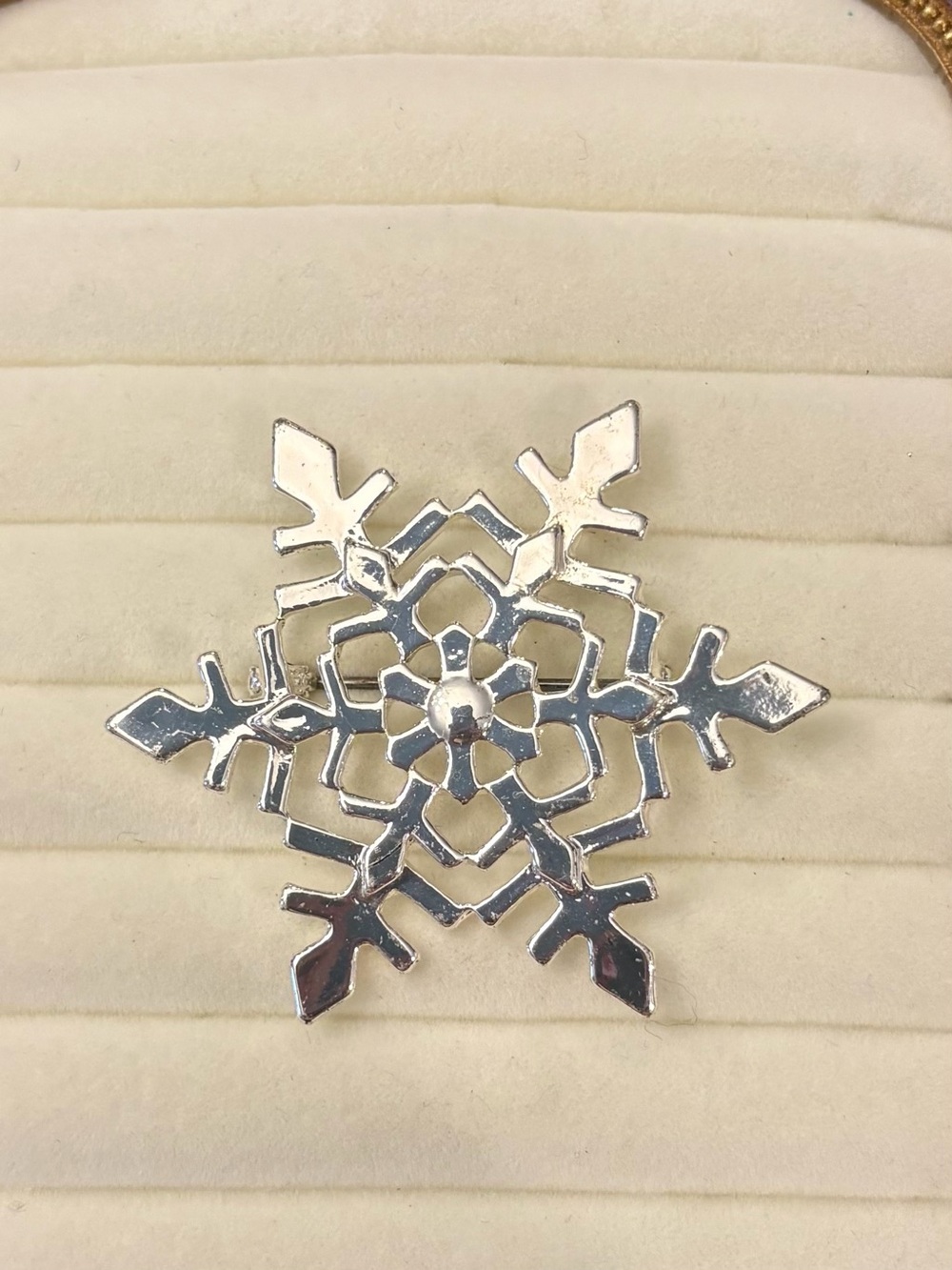 Snowflake Silver Tone‎ Brooch Winter Grannycore Pin Minimalist Unisex Christmas